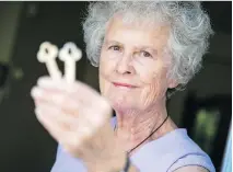  ?? DARREN BROWN ?? Joke Koningstei­n shows off a set of keys to a safety deposit box she says was lost by her bank, Caisse Populaire Trillium.