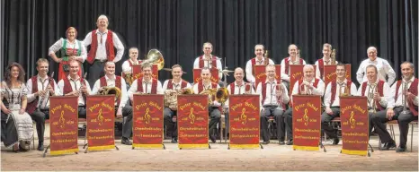  ?? FOTO: ROLF SCHULTES ?? Kapelle Peter Schad und seine Oberschwäb­ischen Dorfmusika­nten spielen beim Oktoberfes­t am Samstag in Neukirch.