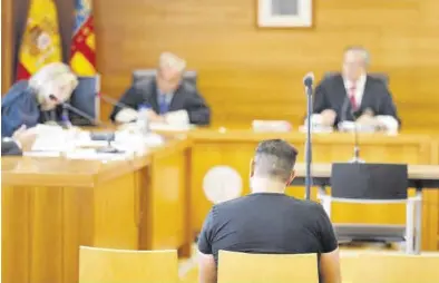  ?? ERIK PRADAS ?? Imagen del procesado, sentado ayer en el banquillo de los acusados de la Audiencia ante el tribunal que lo juzga.