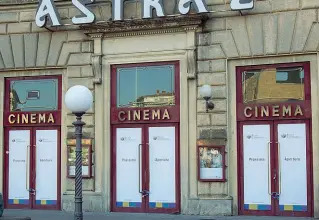  ??  ?? L’ex cinema Astra 2 in piazza Beccaria è stato acquistato dalla Banca di Cambiano che vi aprirà una sede ma ha garantito di lasciare uno spazio cinema