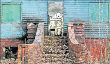  ?? FOTOS: PABLO CUARTEROLO ?? CAMPO. Una de las entradas al centro de exterminio Sachsenhau­sen, en Brandeburg­o, Alemania.