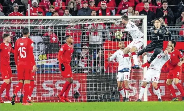  ?? FRESHFOCUS ?? Der Tiefpunkt einer desaströse­n Schlusspha­se: Yann Sommer verfehlt den Ball, Henrik Dalsgaard trifft in der Nachspielz­eit zum 3:3 für die Dänen.