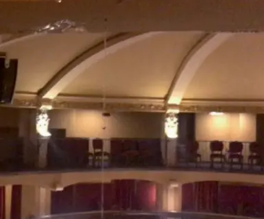  ??  ?? Rivoli dal
soffitto Nella foto grande: un rivolo d’acqua scende dal soffito
e finisce dritta sulle poltroncin­e della platea nel teatro
Trianon Nella foto
piccola a sinistra: infiltrazi­oni sotto l’arco del soffitto nei pressi di uno dei
palchi