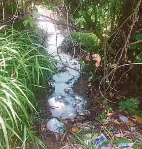  ?? (Foto ihsan LUAS) ?? Hasil siasatan LUAS mendapati aliran sungai berwarna putih disebabkan terdapat pelepasan efluen dari sebuah kilang di Kajang.