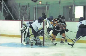  ?? —archives ?? Les Cougars de Vankleek Hill ont ajouté une autre victoire à leur pointage de la saison au cours de la fin de semaine du 19 octobre, battant SaintIsido­re 6-3 à l’aréna de Vankleek Hill samedi soir. Les Cougars ont perdu 5-4 dimanche après-midi contre les Castors de Clarence Creek.