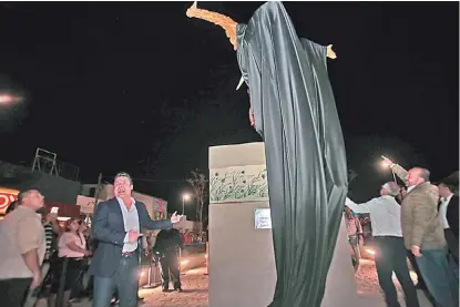  ?? FOTOS: FERNANDO CARRANZA ?? Anoche se develó la figura de Ehécatl, dios del viento, uno de los cuatro “Guardianes de la Reina”