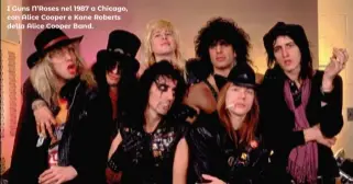  ?? ?? I Guns N’Roses nel 1987 a Chicago, con Alice Cooper e Kane Roberts della Alice Cooper Band.