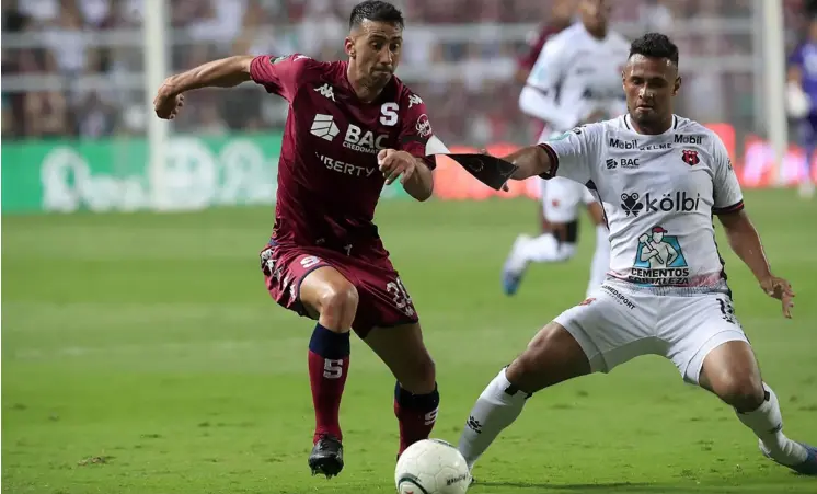  ?? RAFAEL PACHECO ?? Mariano Torres y Alex López son clave en Saprissa y Alajuelens­e. Ambos deberán levantar la mano en la gran final del Torneo de Clausura 2023.