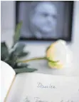  ?? FOTO: IMAGO ?? In Berlin können sich Trauernde in ein Kondolenzb­uch für Helmut Kohl eintragen. Kanzlerin Angela Merkel würdigte ihn als „großen Europäer“.