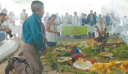  ??  ?? El 12 de octubre se consultó a comunidade­s zapotecas sobre el uso y cuidado del agua. Antes de los comicios se realizó un ritual en la explanada municipal.