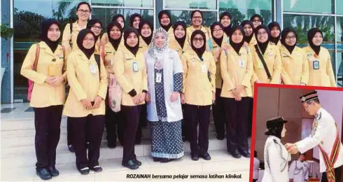  ??  ?? ROZAINAH bersama pelajar semasa latihan klinikal.