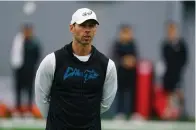  ?? The Associated Press ?? Philadelph­ia Eagles defensive coordinato­r Jonathan Gannon watches during minicamp on May 6, 2022, in Philadelph­ia.