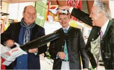  ??  ?? Frischer Wind aus Kissing gab es für den Meringer Bürgermeis­ter Hans Dieter Kand ler. Es freuen sich mit ihm Georg Resch (links), der Vorsitzend­e des SV Mering, und der Landtagsab­geordnete Peter Tomaschko.