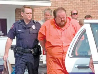  ?? AP PHOTO/DAVE MARTIN ?? In 1999, officials escort murder suspect Alan Eugene Miller away from the Pelham City Jail in Ala.