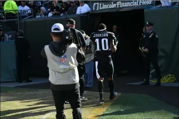  ?? MIKEY REEVES – FOR MEDIANEWS GROUP ?? Eagles receiver DeSean Jackson, right, heads to the locker room dealing with more abdominal muscle issues early in a game against the Bears Sunday at Lincoln Financial Field.