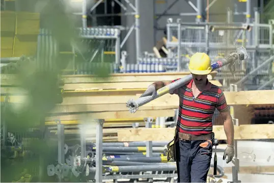 ??  ?? Arbeiten am Wochenende? Die Gewerkscha­ft Bau-Holz hofft, dass Blankovere­inbarungen in der Branche Einzelfäll­e bleiben.