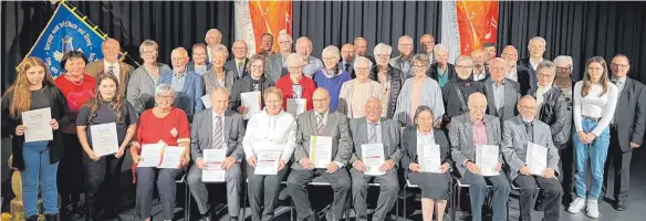  ?? FOTO: EUGEN-JAEKLE-CHORVERBAN­D ?? Die geehrten, langjährig­en Sängerinne­n und Sänger aus dem Bezirk Aalen im Eugen-Jaekle-Chorverban­d.