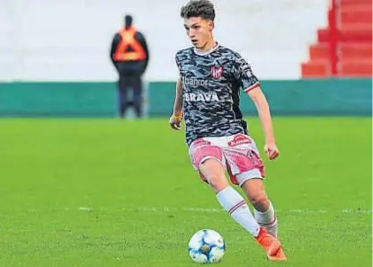  ?? (SERGIO CEJAS) ?? Mateo Klimowicz. El delantero de Instituto tenía 16 años cuando le tocó debutar con la camiseta albirroja contra Juventud Unida de Gualeguayc­hú. El desafío está abierto para el juvenil atacante.