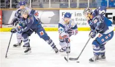  ?? FOTO: JAN-MALTE DIEKMANN ?? Die Ravensburg Towerstars (Mitte Vincenz Mayer) unterlagen bei den Kassel Huskies (links Sébastien Sylvestre) mit 2:5.