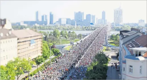  ?? [ Reuters] ?? Der Vienna City Marathon ist die größte Sportveran­staltung Wiens, über 40.000 Läufer sind bei der 34. Auflage am Start.