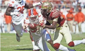  ?? GETTY IMAGES ?? Austin Spence of Clemson recovers a fumbled punt by D.J. Matthews of Florida State in the third quarter on Saturday in Tallahasse­e, Fla.