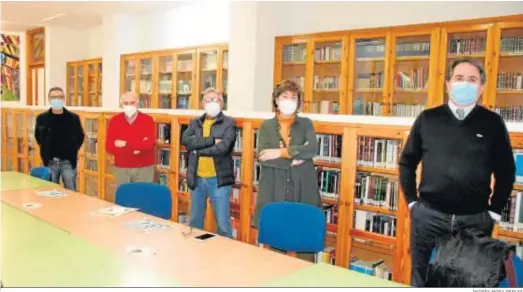  ?? ANDRÉS MORA PERLES ?? De izquierda a derecha Joaquín Arias, Rafael Sánchez, Francisco González Luque, Esperanza Mateos y Pedro Fernández, en la biblioteca del Lara.