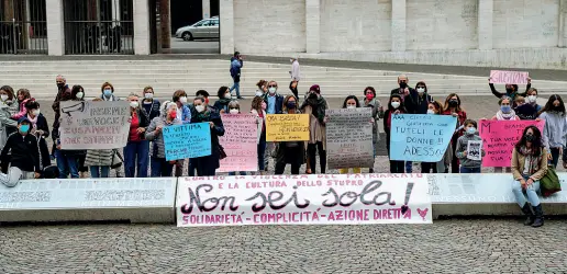  ??  ?? Solidariet­à
I manifestan­ti che ieri hanno risposto all’appello della Gea, radunandos­i davanti al tribunale ed esponendo cartelli