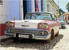  ??  ?? Rare Oldtimer in den grob gepflaster­ten Straßen von Trinidad