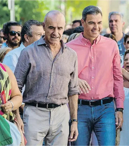  ?? ?? Pedro Sánchez i l’alcalde de Sevilla, Antonio Muñoz, amb veïns del barri sevillà de Pino Montano