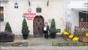  ??  ?? Gilda McKnight standing outside Kazimierz Dolny’s council chamber.