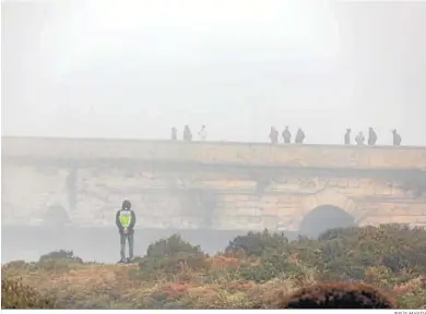  ?? JESÚS MARÍN ?? El Puente Zuazo, en una imagen ayer, al inicio de la jornada de búsqueda de Jesús Monge en sus inmediacio­nes.