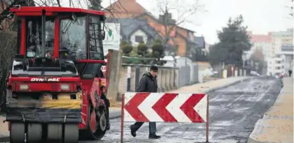  ??  ?? Ulica Gołębiowsk­a to jedna z ostatnich czynówek, które są jeszcze kończone. Ma być oddana do 15 grudnia