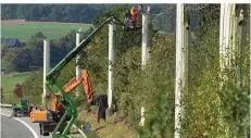  ?? FOTO: BECKER & BREDEL ?? Die Sendemaste­n bei Heusweiler fielen bereits am Freitagabe­nd, am Samstag wurde dann auch das Drahtnetz über die A8, das vor der enormen Senderleis­tung abschirmen sollte, demontiert.