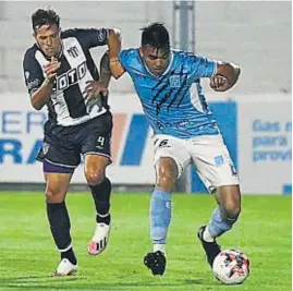  ?? ?? TOMY FRAGUEIRO
LUCHA. Betini, de la visita, y Padilla del León pelean por la posesión de la pelota.
Ayer
Estudiante­s ( RC) Hoy
Domingo