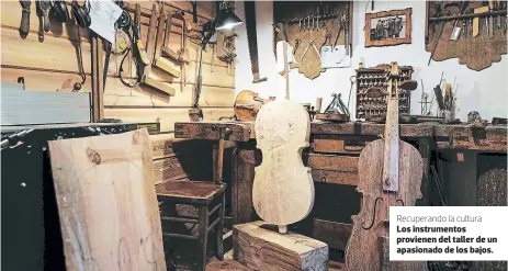  ??  ?? Los instrument­os provienen del taller de un apasionado de los bajos.