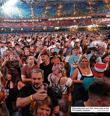  ?? JONATHAN MYERS ?? Stereophon­ics and Tom Jones fans at the Principali­ty Stadium