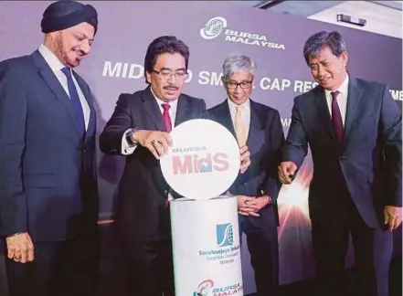  ?? PIC BY SALHANI IBRAHIM ?? (From left) Securities Commission chairman Tan Sri Ranjit Ajit Singh, Second Finance Minister
Datuk Seri Johari Abdul Ghani, Bursa Malaysia chairman Tan Sri Amirsham A. Aziz and Bursa Malaysia chief executive officer Datuk Seri Tajuddin Atan at the...