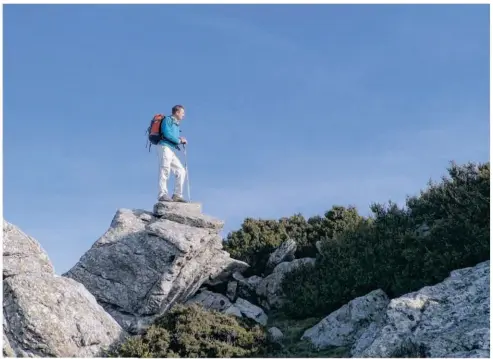  ?? ?? Martial Lacroix, ancien secouriste en montagne, moniteur de ski de fond et guide de haute-montagne, a voulu se prouver qu’il était encore capable de malgré une opération de la hanche, DR