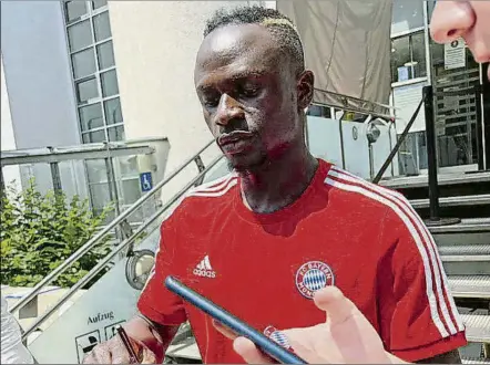  ?? FOTO: TWITTER ?? Sadio Mané, tras la revision médica, firmó autógrafos ayer luciendo la camiseta del Bayern, que le presentará hoy