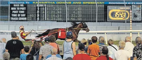  ?? CLIFFORD SKARSTEDT EXAMINER ?? Driver Stephane Brosseau wins the 7th race on June 30, 2018 at Kawartha Downs in Fraservill­e.