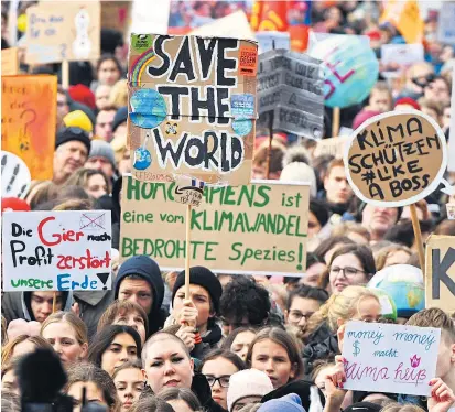  ??  ?? Die Fridays-for-Future-Bewegung ist wieder auf der Straße und warnt: Profitgier zerstört die Erde.