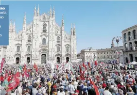  ??  ?? Bella ciao Verso Porta San Paolo a Roma e piazza Duomo a Milano gremita