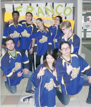  ?? —photo ?? Le 12 avril dernier, 180 visiteurs s’emparaient de l’Académie De La Seigneurie pour y vivre une journée d’improvisat­ion. Sur la photo, l’équipe de l’école hôte du tournoi du CEPEO, qui se prépare à vivre une journée unique et spontanée.