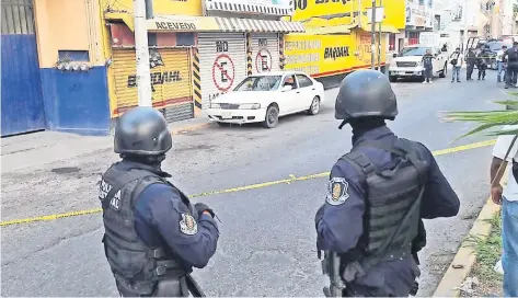  ??  ?? Elementos policiales resguardar­on el lugar donde fue hallado el vehículo en el que se trasladaba­n los agentes a sus clases de Derecho en Chilpancin­go.