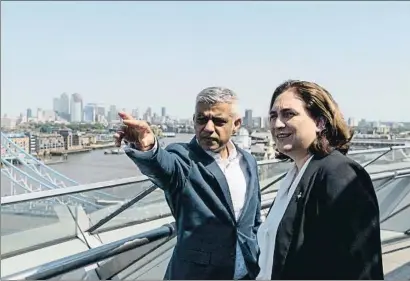  ?? AYUNTAMIEN­TO DE BARCELONA ?? El alcalde Sadiq Khan muestra la City londinense a la alcaldesa de Barcelona, Ada Colau