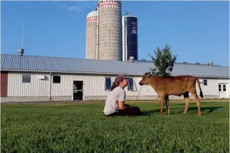  ?? ?? Jusqu’à l’âge de six ans, la plus grande peur d’Hélène Garneau était les vaches. Elle en faisait même des cauchemars, jusqu’au jour où un de ses oncles lui a fait découvrir la personnali­té et la docilité des vaches laitières. C’est à ce moment qu’elle a eu la piqûre de l’agricultur­e.