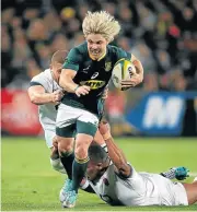  ?? /APF ?? Buzzsaw: Faf de Klerk snipes his way through the England defence at Ellis Park on Saturday.