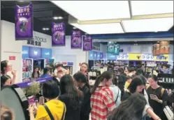  ?? PROVIDED TO CHINA DAILY ?? Customers pick goods at the first physical store of Tmall Global, a cross-border shopping platform operated by Alibaba, in Hangzhou, Zhejiang province, on Friday.