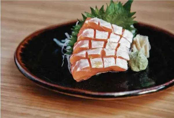  ?? Angelo Dal Bó/Divulgação ?? Sashimi de barriga de salmão trufada com raspas de limão do Tatá Sushi