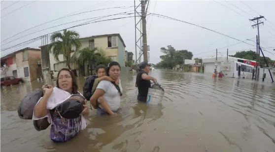  ?? JOSÉ LUIS TAPIA ?? La construcci­ón de viviendas en zonas inundables, así como la carencia de drenes suficiente­s, generan problemas ante la primera lluvia fuerte.